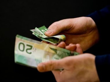 “我的副业收入是工资的三倍”，这四个副业普通人都可以做！